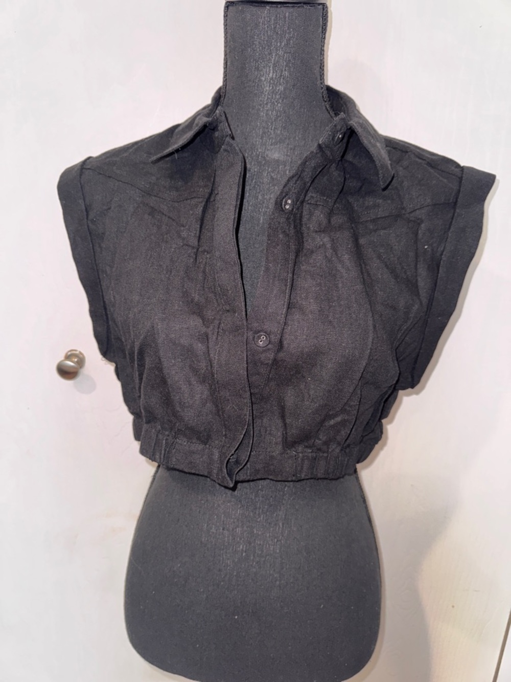 7 For All Mankind Black Cropped Sleeveless Button-Up Top
